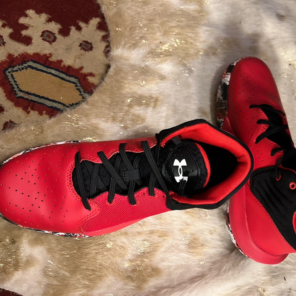 Under Amour Size 7 Like New Barely Used - image 1
